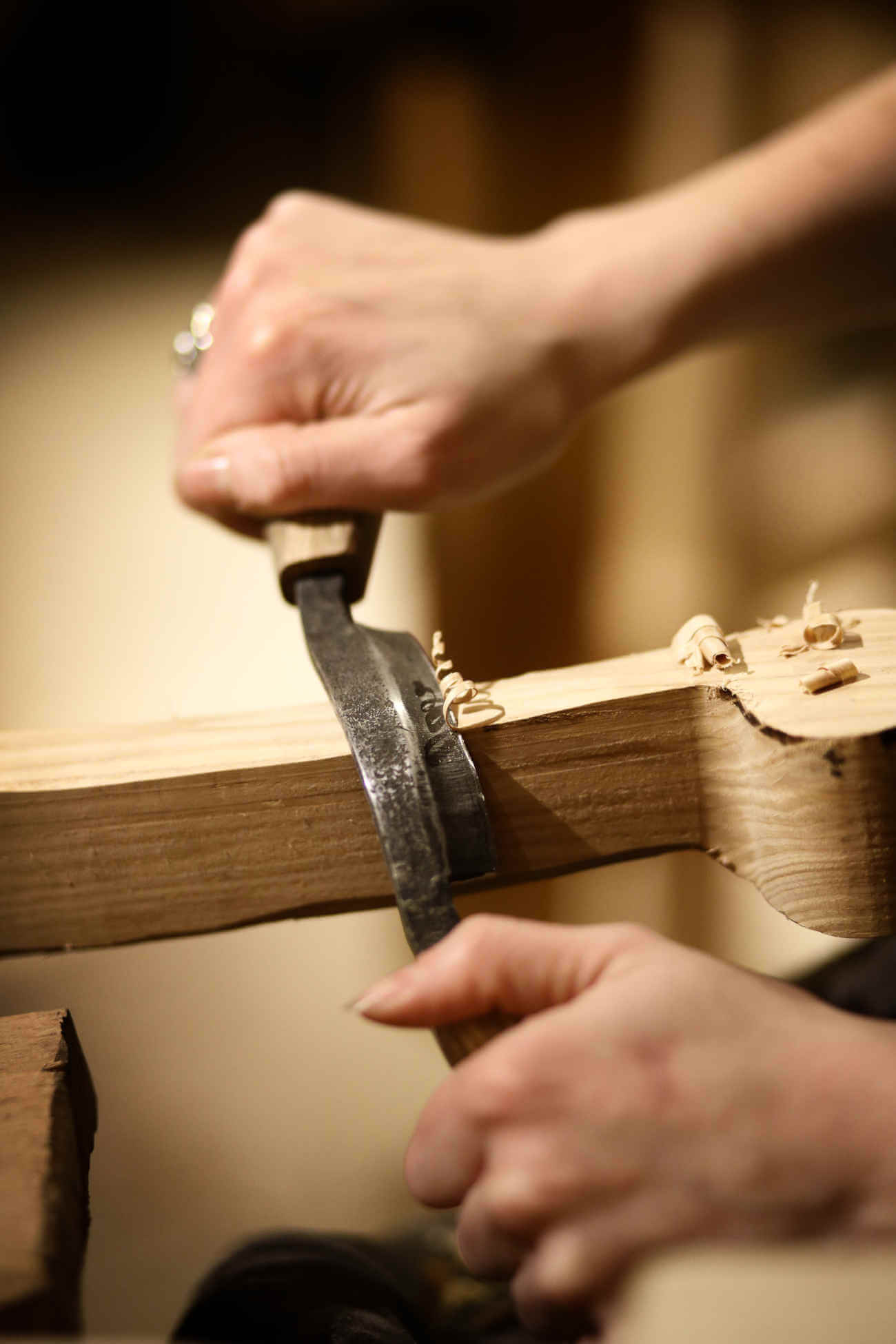 Reconstitution par l'Atelier Skald, membre du PRIAE, d'une lyre gauloise avec outils forgé comme à l'Âge du fer